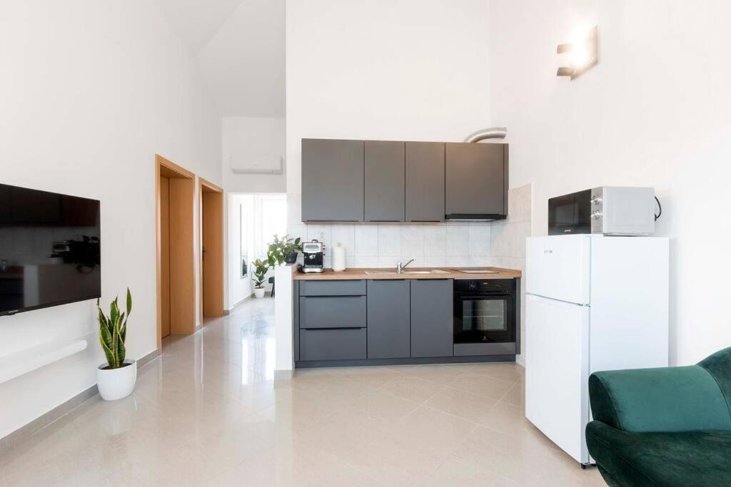 Cozy Apartment With Private Parking Медулин Екстер'єр фото