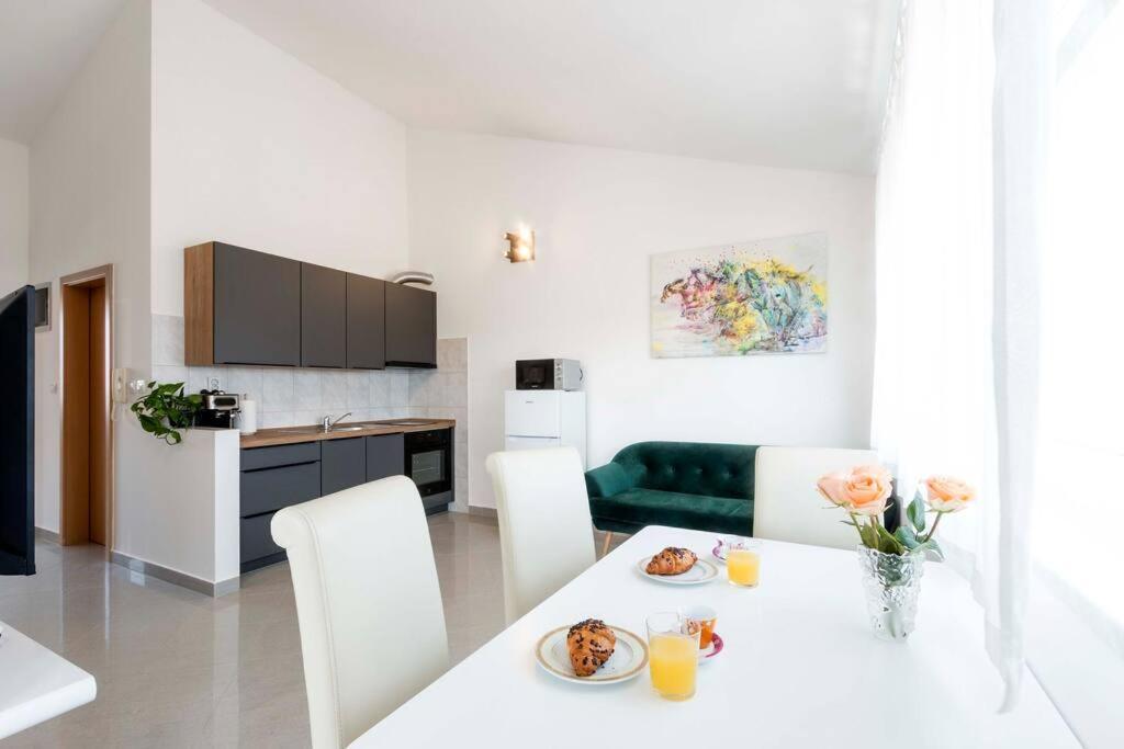 Cozy Apartment With Private Parking Медулин Екстер'єр фото